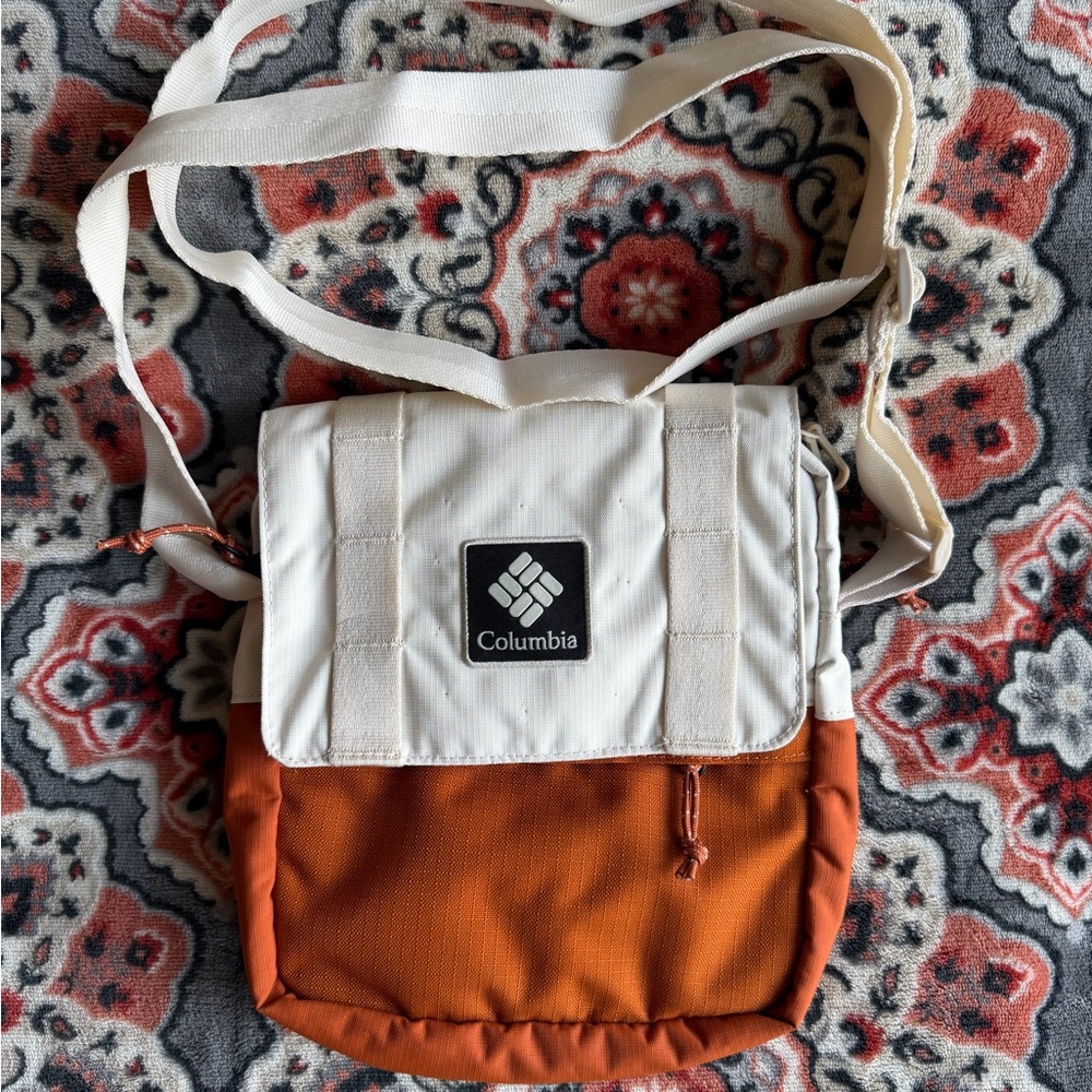 Columbia White and Orange Shoulder Bag